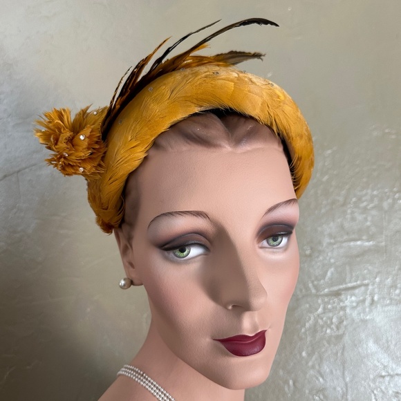 ENTHRALLING 1950s\' GOLD COLORED  FEATHER COCKTAIL HAT WITH FEATHER \